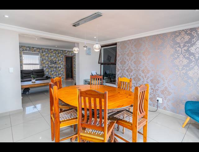 6 BEDROOM FREESTANDING TO LET IN TABLE VIEW